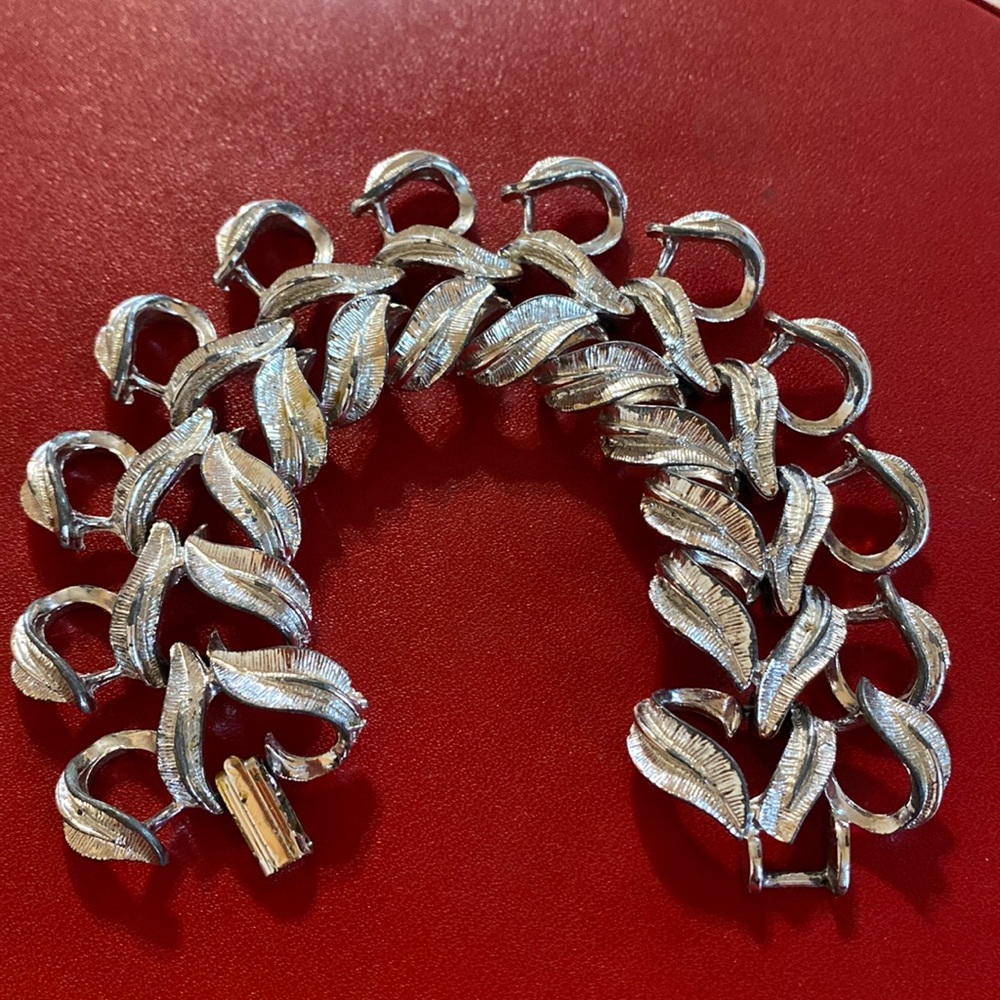 Gorgeous Silver plated leafy design bracelet